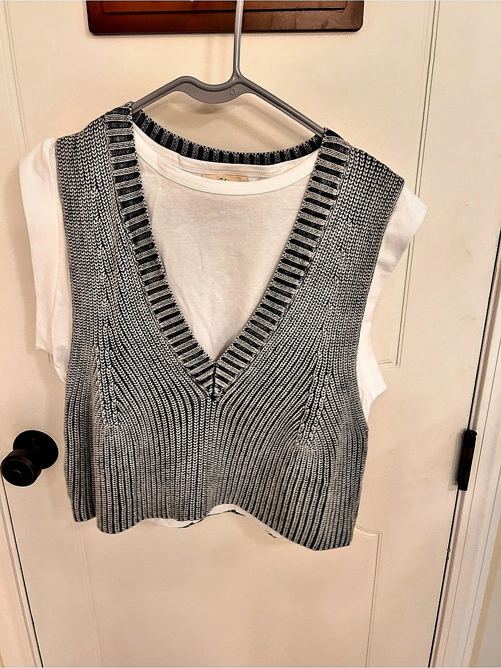 Elan Sydney Top Gray & White Geometric V-Neck Sweater Vest Large